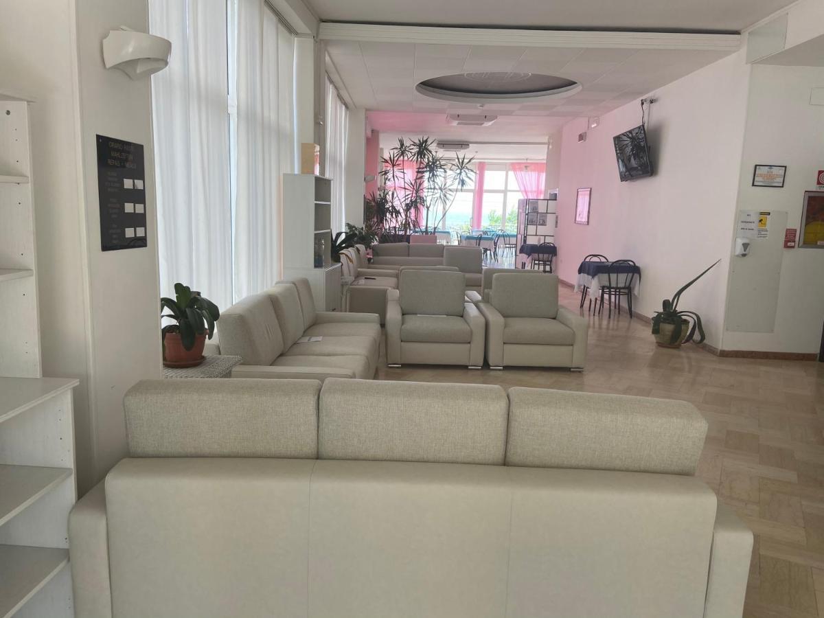 Hotel Continental Песаро Екстериор снимка