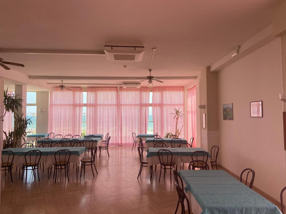 Hotel Continental Песаро Екстериор снимка