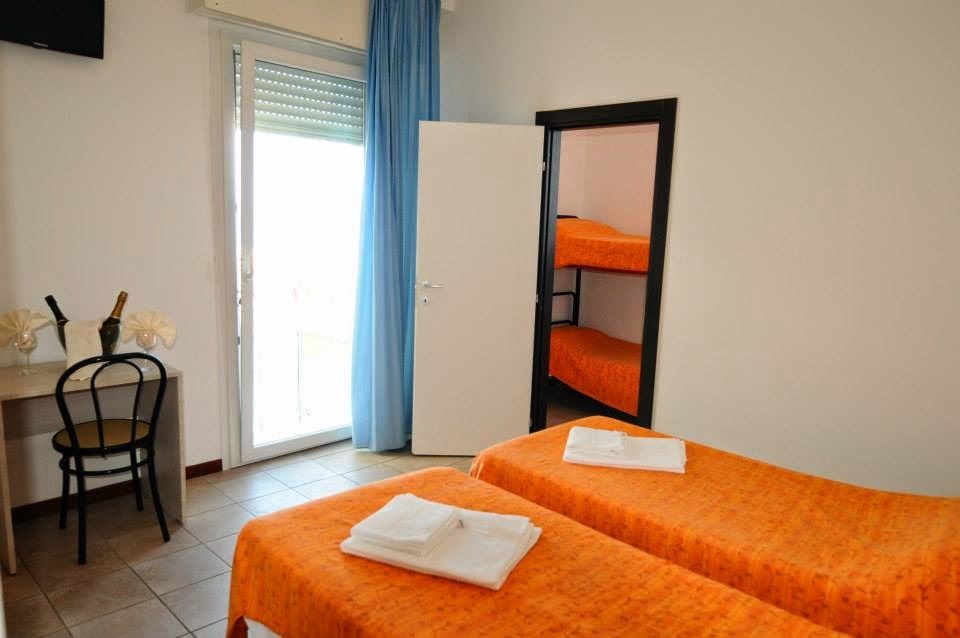 Hotel Continental Песаро Екстериор снимка