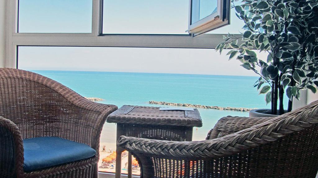 Hotel Continental Песаро Екстериор снимка