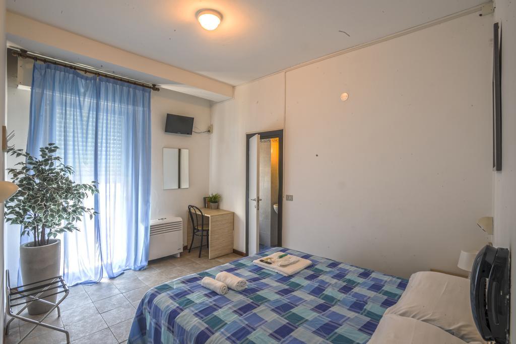 Hotel Continental Песаро Екстериор снимка